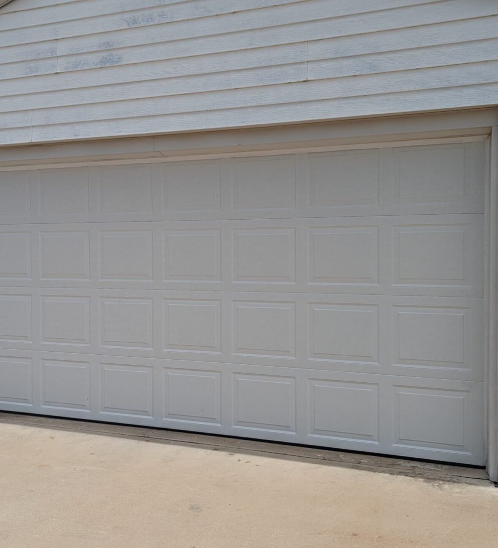 Wooden carriage-style garage door Wooden carriage-style garage door